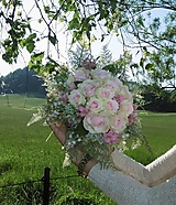 Dekorácie - svadobná kytica: ružové ruže v objatí konvaliniek - 9564547_