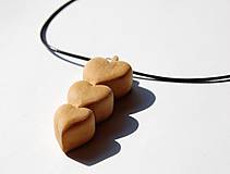 Náhrdelníky - Drevený náhrdelník - Tri srdcia - 9604486_