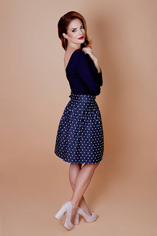 Modrá bodkovaná retro sukňa