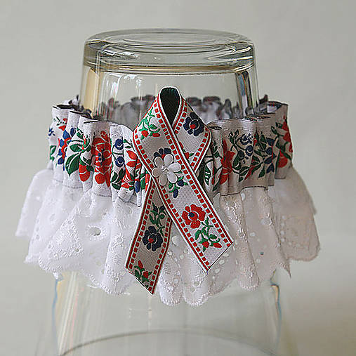 Folk podväzok s krojovou stuhou a madeirou