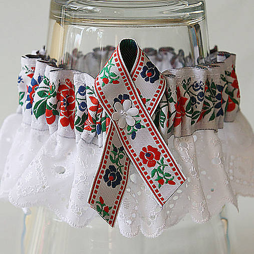 Folk podväzok s krojovou stuhou a madeirou