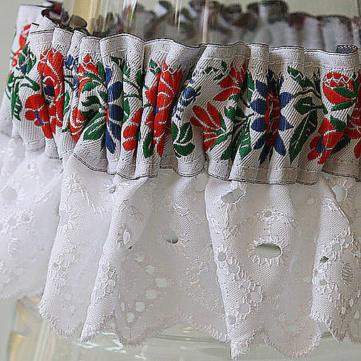 Folk podväzok s krojovou stuhou a madeirou