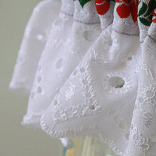 Folk podväzok s krojovou stuhou a madeirou