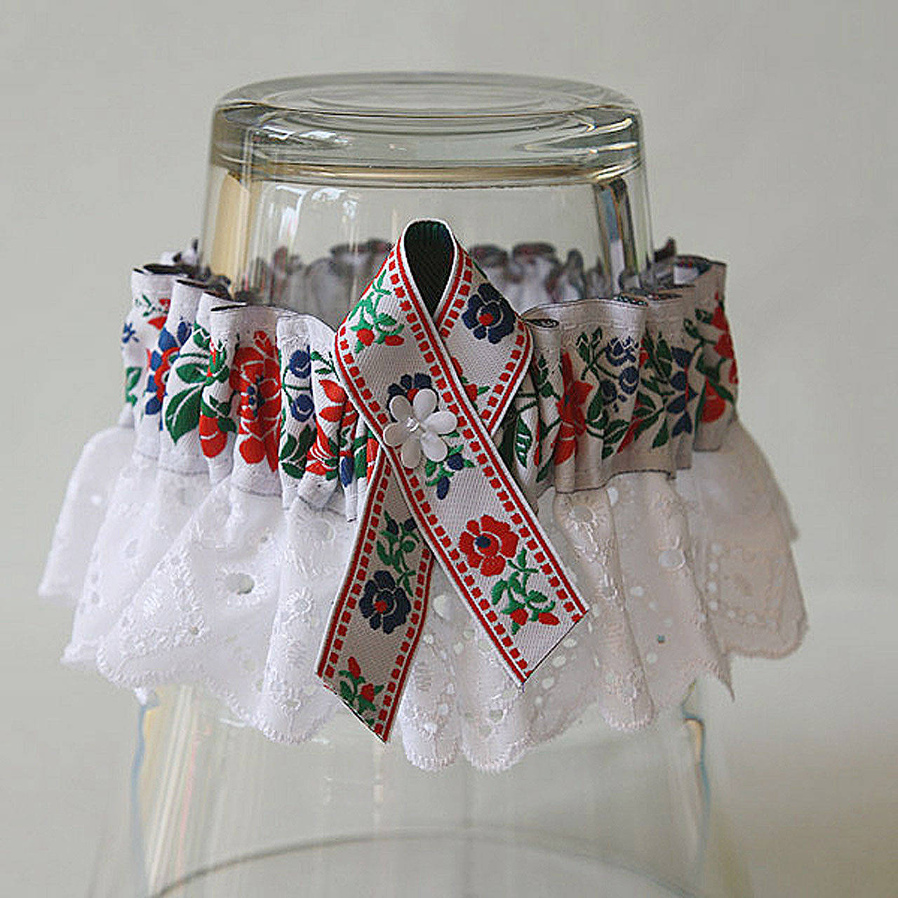 Folk podväzok s krojovou stuhou a madeirou