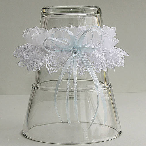 Biely podväzok s modrou stuhou