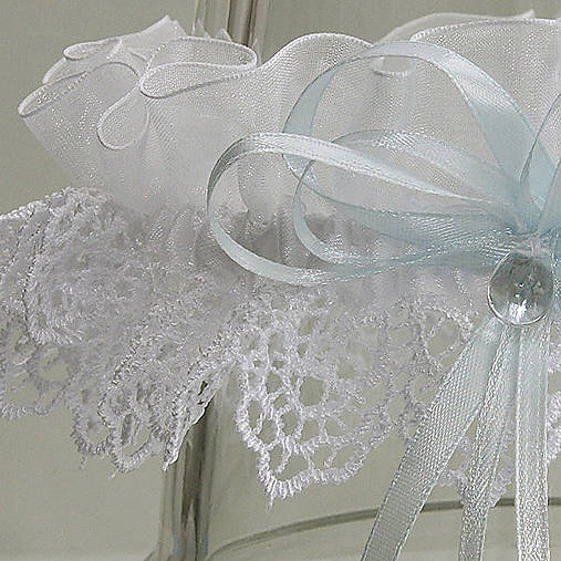 Biely podväzok s modrou stuhou