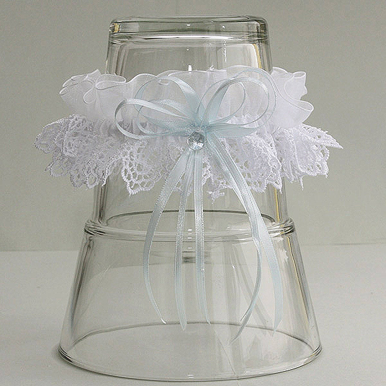 Biely podväzok s modrou stuhou