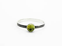 Prstene - 925/1000 strieborný prsteň s olivínom Woods - 9629553_