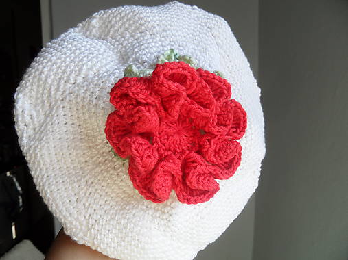 baretka s ružou