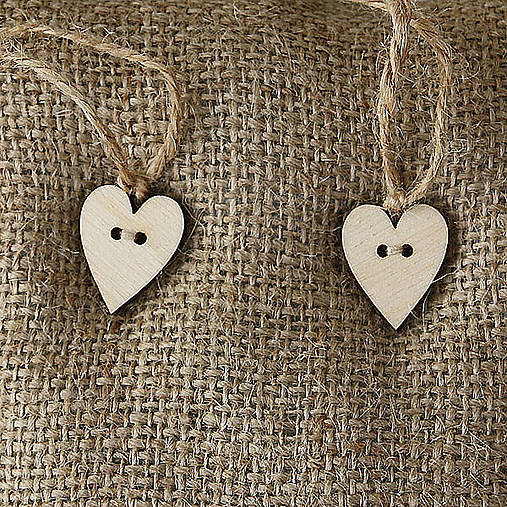 Svadobný vankúšik z juty s drevenými srdiečkami.