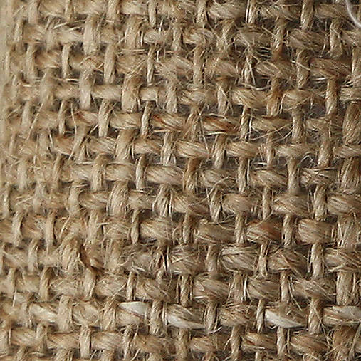 Svadobný vankúšik z juty s drevenými srdiečkami.