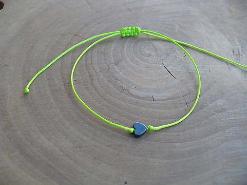 Náramky - jednoduchý šnúrkový náramok s hematitovým srdiečkom - 9649235_