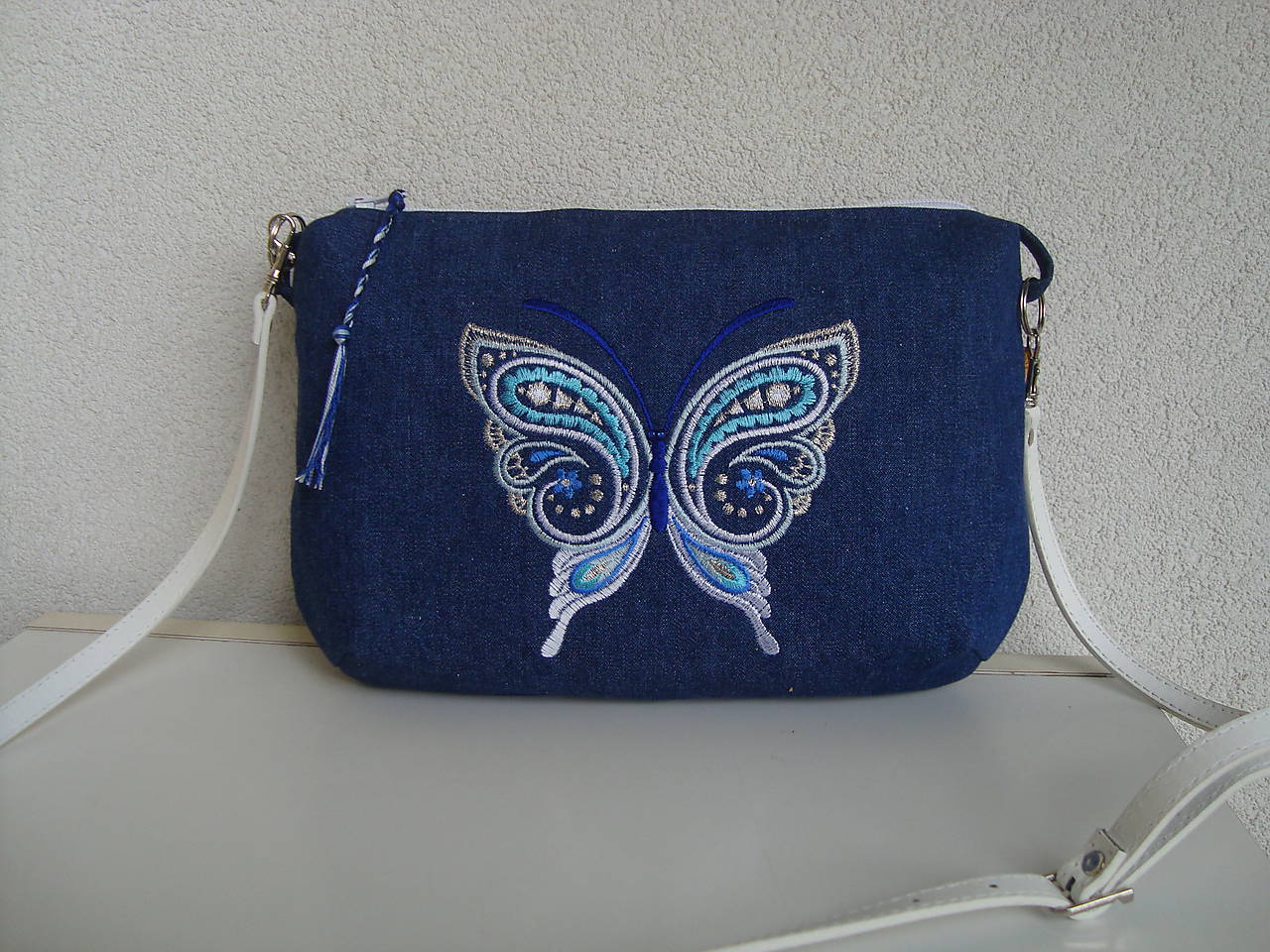 Džínsovomodrotlačová kabelka s motýľom
