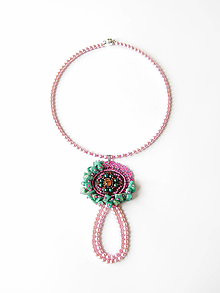 Náhrdelníky - Perličkový náhrdelník so šitým príveskom - 9659945_