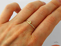 Prstene - 585/1000 zlatý decentný prsteň (žlté zlato) - 9664311_