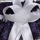 Spodná bielizeň - Ghotic fialový čipkový podväzok s veľkou mašlou a bielou organzovou ružičkou. - 9664983_