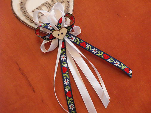 Svadobné pierka - Č. 286 Veľké folklórne pierka v modrom so srdiečkom - 9663446_