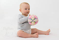 Hračky - Montessori úchopová loptička s rolničkou - kvapky - 9683360_