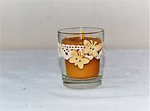 Sviečka z včelieho vosku v sklenom poháriku (s motýlikmi a čipkou)