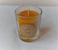 Svietidlá a sviečky - Sviečka z včelieho vosku v sklenom poháriku - 9692660_
