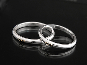 Prstene - 585/1000 zlatý symbol na 925/1000 strieborných snubných prsteňoch, obrúčky - 9695046_