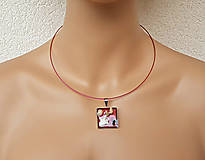 Náhrdelníky - Živicový náhrdelník s mušľami a kamienkami, bordový - 9695056_