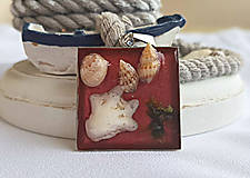 Náhrdelníky - Živicový náhrdelník s mušľami a kamienkami, bordový - 9695057_