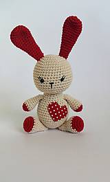 Hračky - Háčkovaný zajačik so srdiečkom - 9697408_