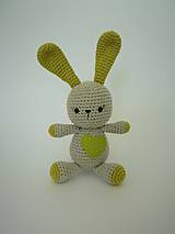 Hračky - Háčkovaný zajačik so srdiečkom (Zelená) - 9697418_