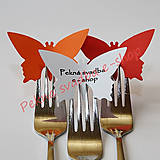 Darčeky pre svadobčanov - Menovka v tvare motýľa - s textom - 160 g papier , rôzne farby papiera - 9699968_