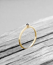 Prstene - 585/1000 zlatý zásnubný prsteň s prírodným čiernym diamantom - 9705185_
