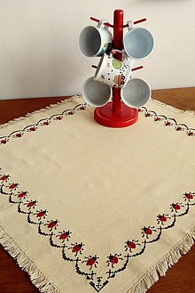 Úžitkový textil - Vyšívaný obrus - lienky - 9703791_