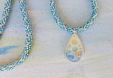 Náhrdelníky - Živicový náhrdelník s rybkou modrý, šitý - 9705003_
