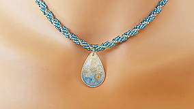 Náhrdelníky - Živicový náhrdelník s rybkou modrý, šitý - 9705004_
