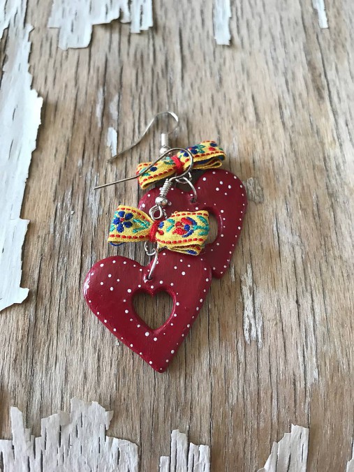 FOLK maľované srdcia s mašlou (červené so žltou)