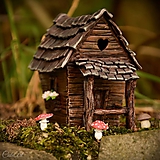 Dekorácie - Na samotě u lesa - miniatúrna chalúpka - zapichovacia dekorácia - 9715056_