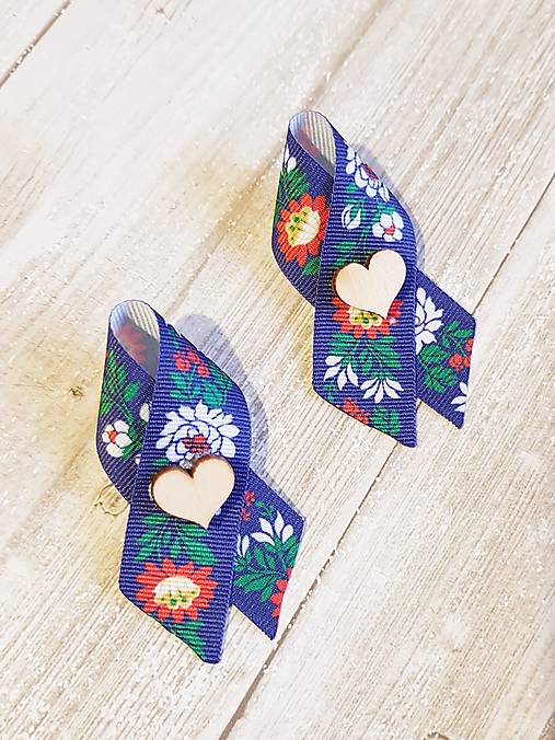 Svadobné pierka - folklórne pierko modré s dreveným srdiečkom - 9719562_