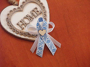Svadobné pierka - Č. 301 Folklórne pierka so sv. modrým vzorom so srdcom - 9717941_