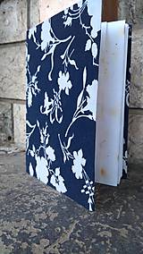 Papiernictvo - Zápisník/žurnál v recyklo-obale "Biele na modrom" (zľava 50%) - 9746494_