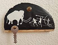 Dekorácie - Lov na mamuta (obrázok maľovaný na dreve; vešiak) - 9752994_