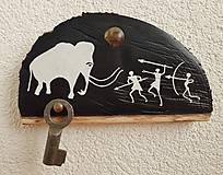 Dekorácie - Lov na mamuta (obrázok maľovaný na dreve; vešiak) - 9752996_