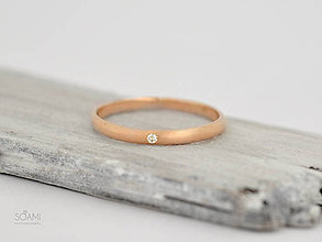 Prstene - 585/1000 zlatý zásnubný prsteň s diamantom (rúžové zlato) - 9761421_