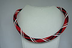 Náhrdelníky - Červeny náhrdelník s bielymi a čiernymi pruhmi - 9765476_