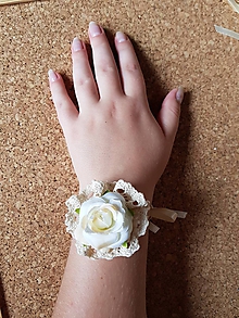 Svadobné pierka - náramok s krémovo-bielou ružou a krémovou krajkou - 9783601_