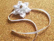 Svadobné pierka - náramok biely s kvietkom a zlatým komponentom - 9784822_