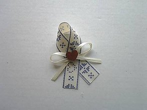 Svadobné pierka - folklórne pierko krémovo-modré "vyšívané" s dreveným srdiečkom - 9784208_