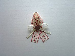 Svadobné pierka - folklórne pierko krémovo-červené "vyšívané" s dreveným srdiečkom - 9784210_