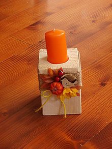 Svietidlá - Drevený jesenný svietnik s jutou a vtáčikom a sviečkou 11cm - 9784462_