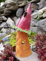 Dekorácie - Záhradný keramický domček s ružovou strechou - 9792588_