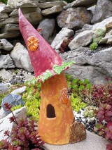 Dekorácie - Záhradný keramický domček s ružovou strechou - 9792589_
